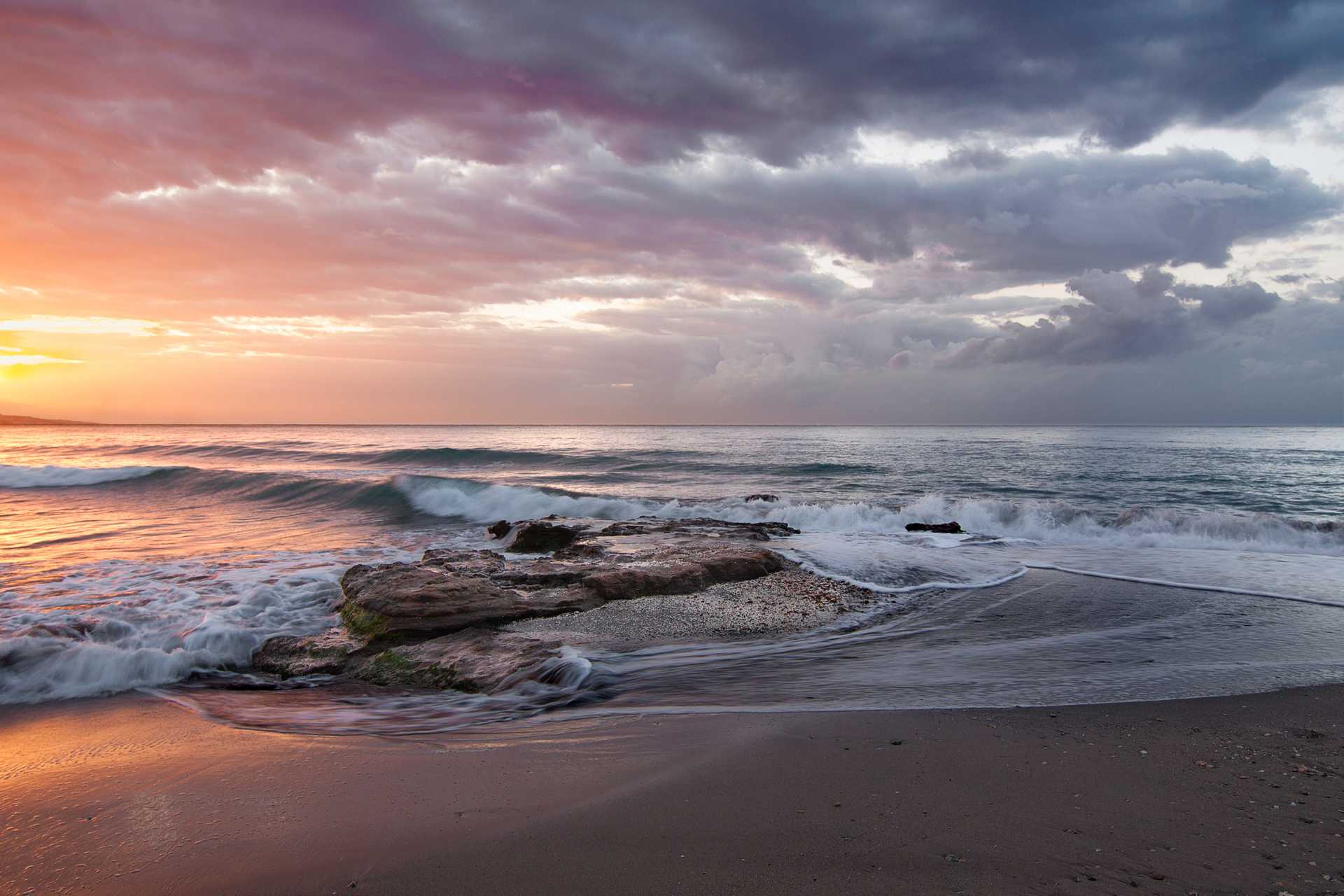 ocean wave beside seashore during daytime